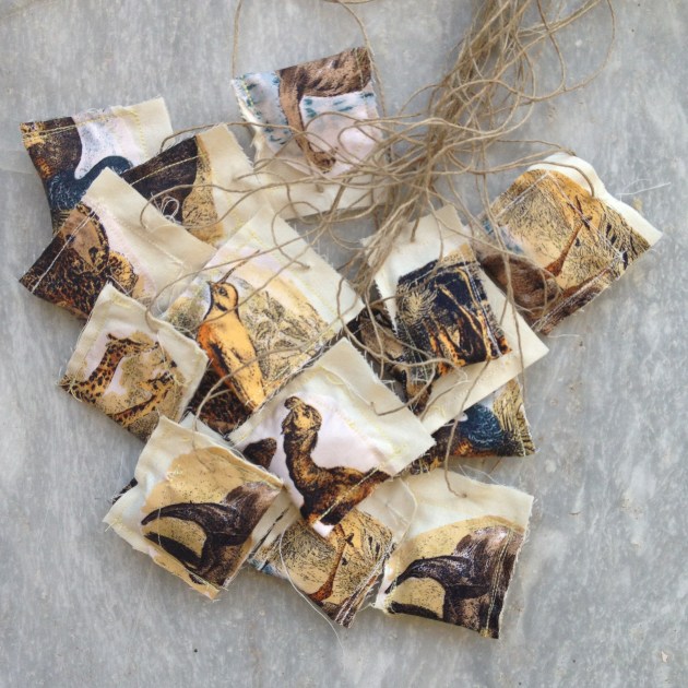 Τα φυλακτά. Έχουν μέσα πέτρες, κοχύλια, μικρές παιδικές ζωγραφιές και αποσπάσματα των λόγων του φύλαρχου που αναφέρονται στην ήσυχη ζωή των αδελφών.