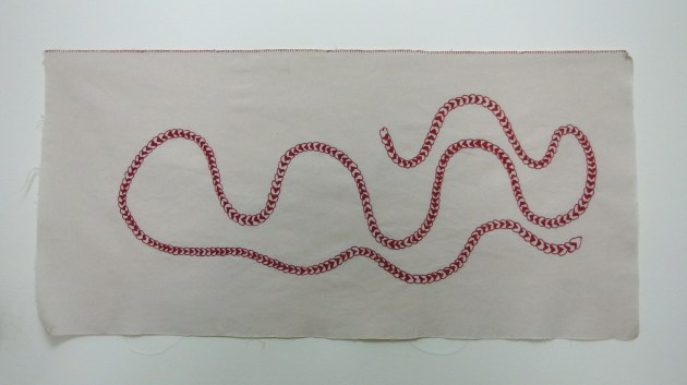 Αλυσίδα αγάπης, 2015, κλωστή σε ύφασμα, 46x96εκ.