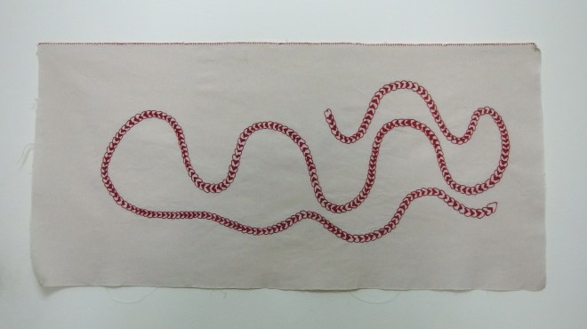 Αλυσίδα αγάπης, 2015, κλωστή σε ύφασμα, 46x96εκ.